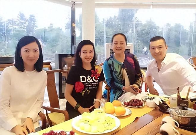 2岁张金玲才发现真正的美从来与年龄无关麻将胡了2试玩网站当74岁刘晓庆同框7(图4)